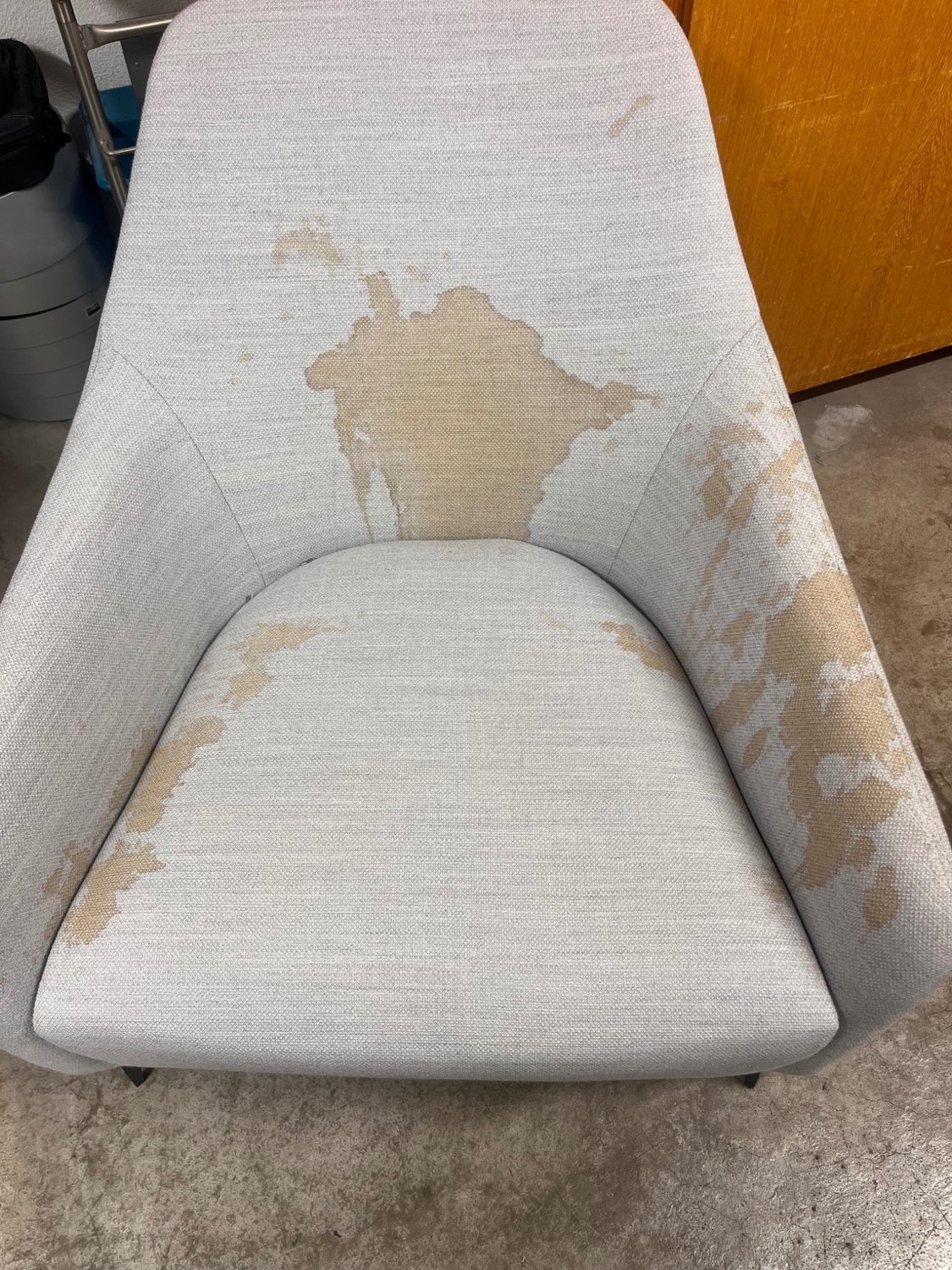 Fauteuil clair avant nettoyage par KB Clean