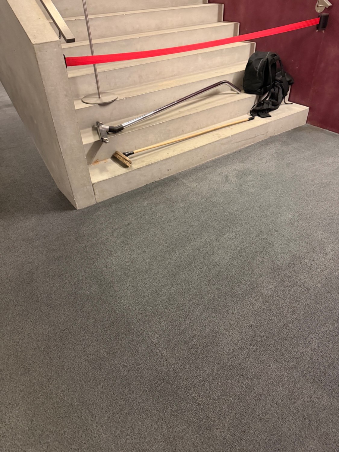 Moquette au pied d’un escalier après nettoyage par KB Clean