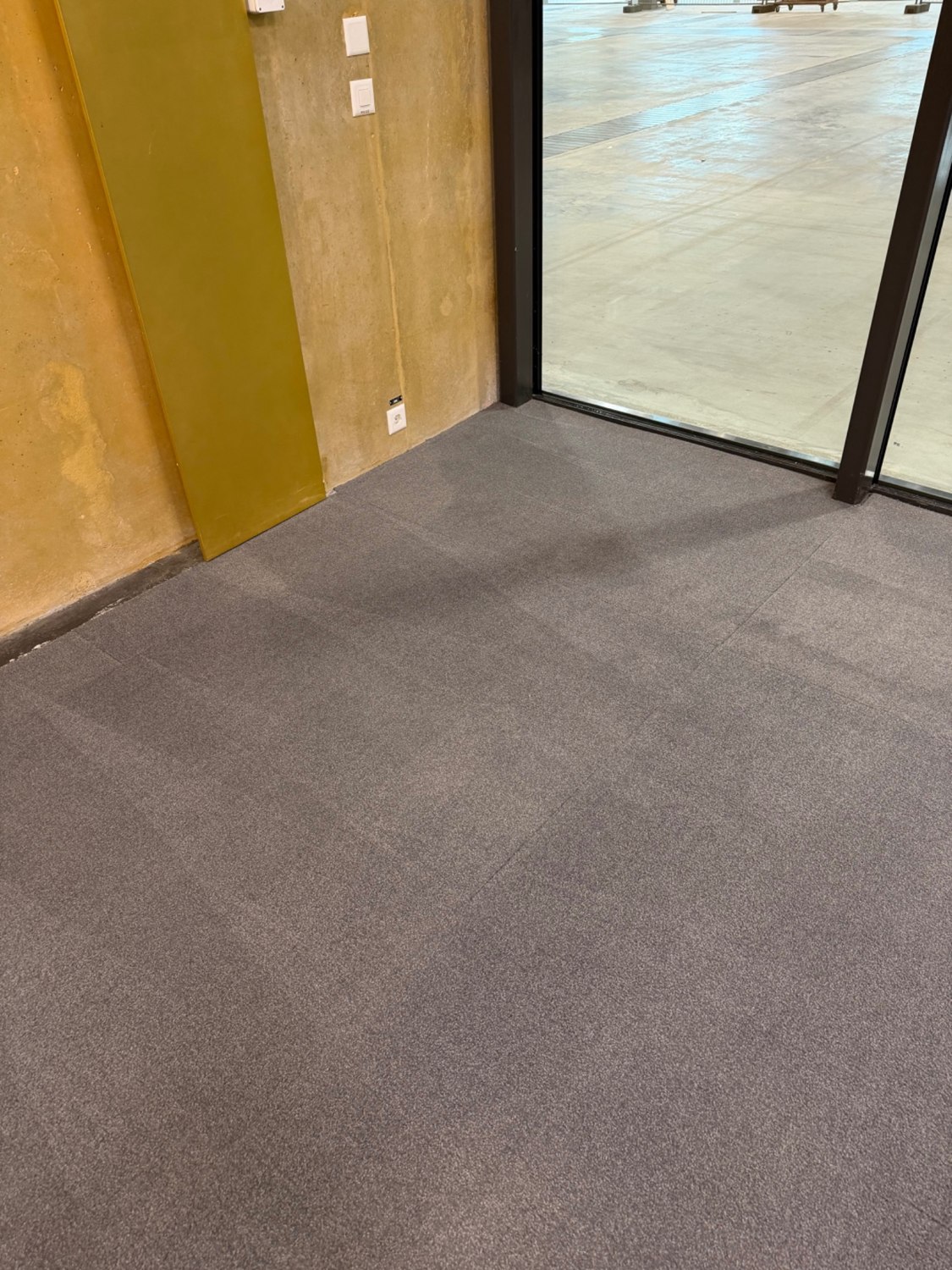 Moquette d’un espace de passage après nettoyage par KB Clean