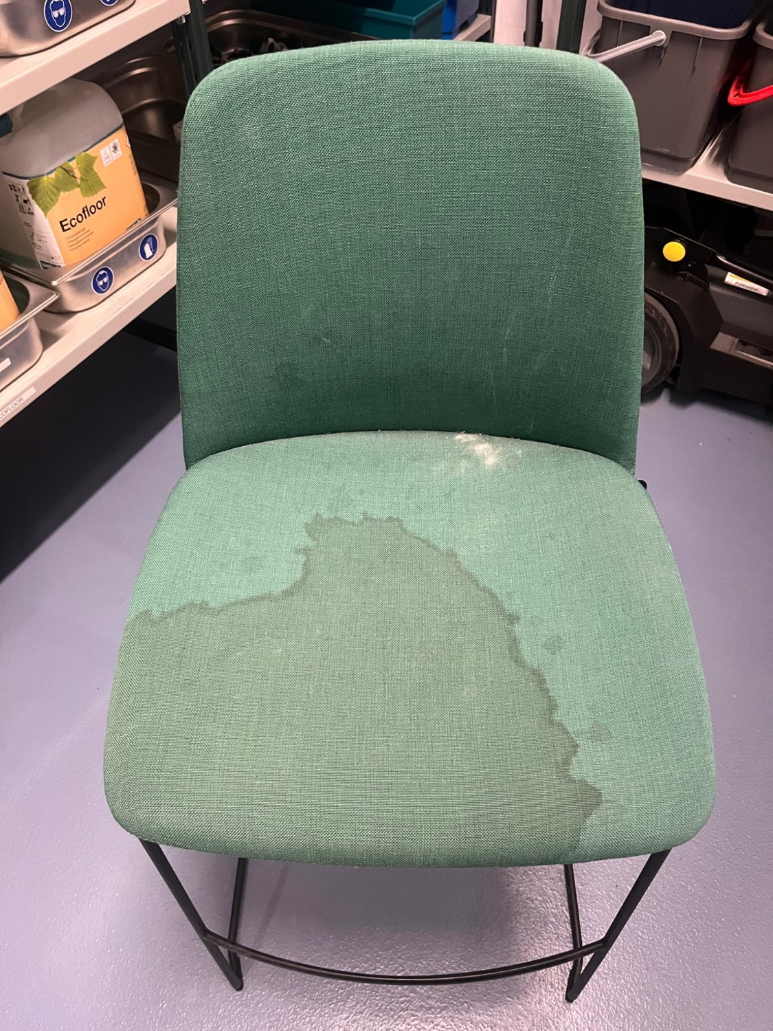 Chaise tapissée verte avant nettoyage par KB Clean