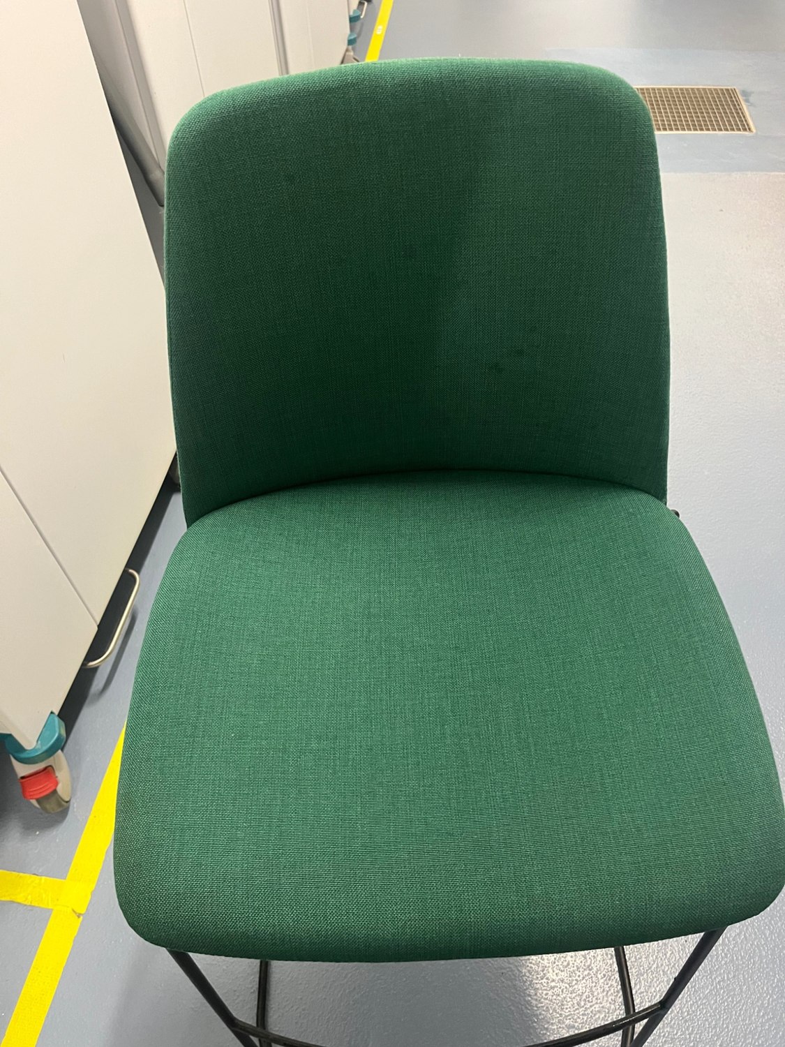 Chaise tapissée verte après nettoyage par KB Clean