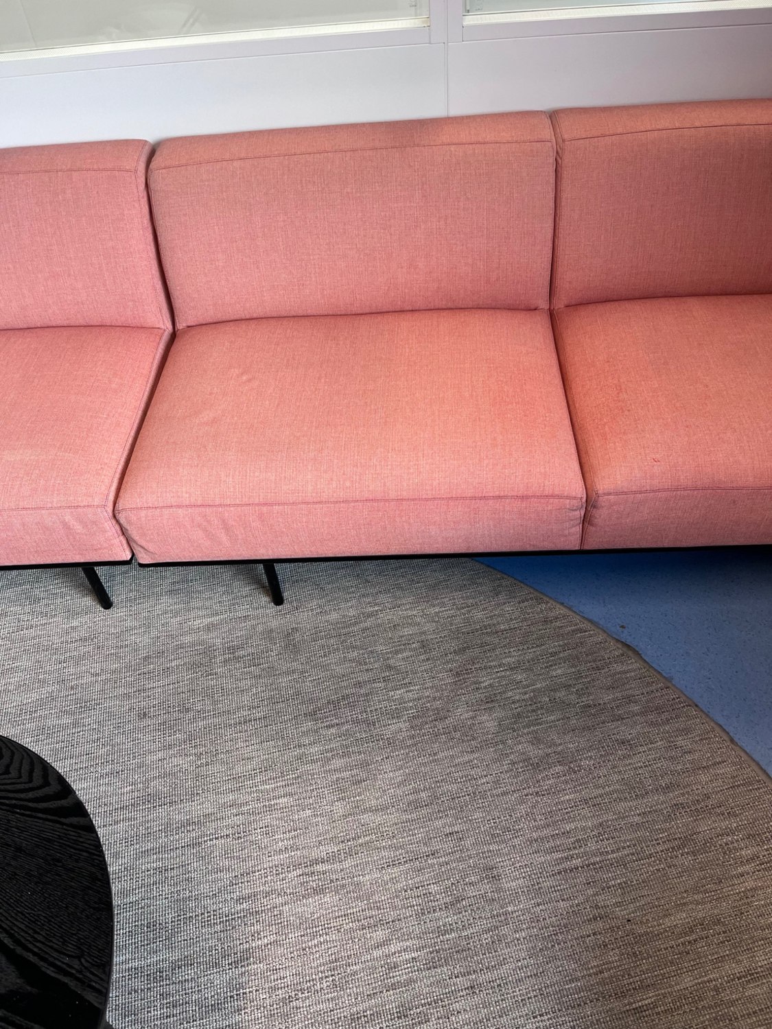 Canapé rose après nettoyage textile par KB Clean