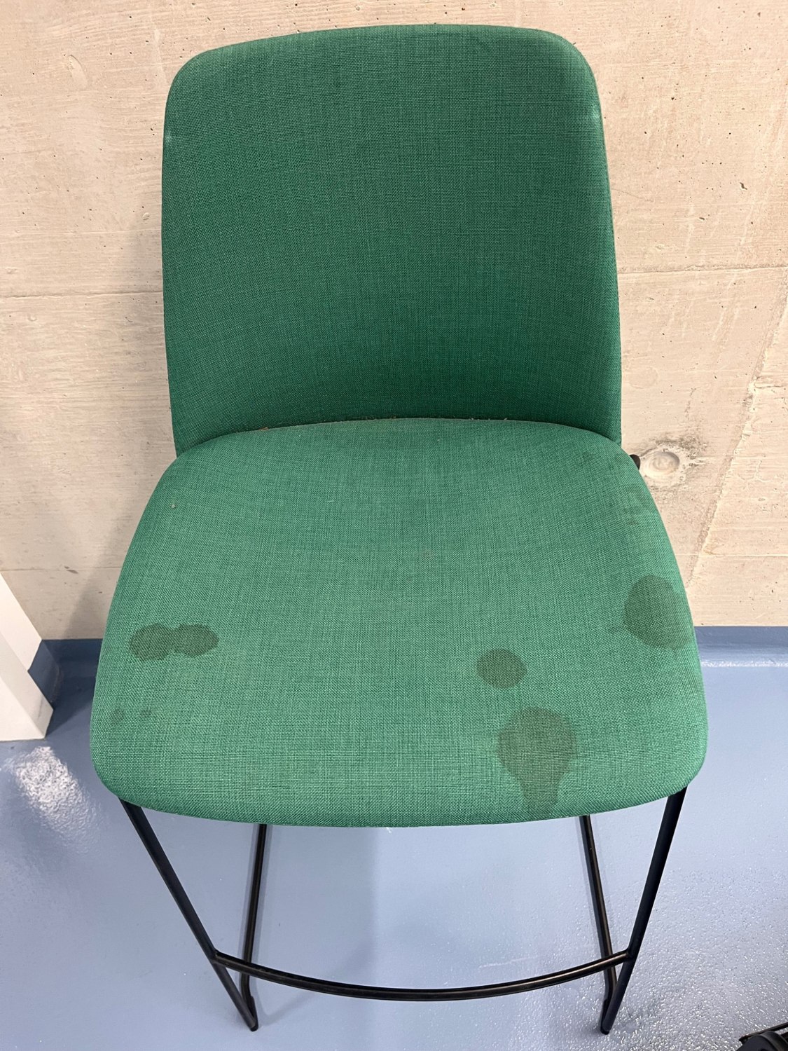 Seconde chaise tapissée avant nettoyage par KB Clean