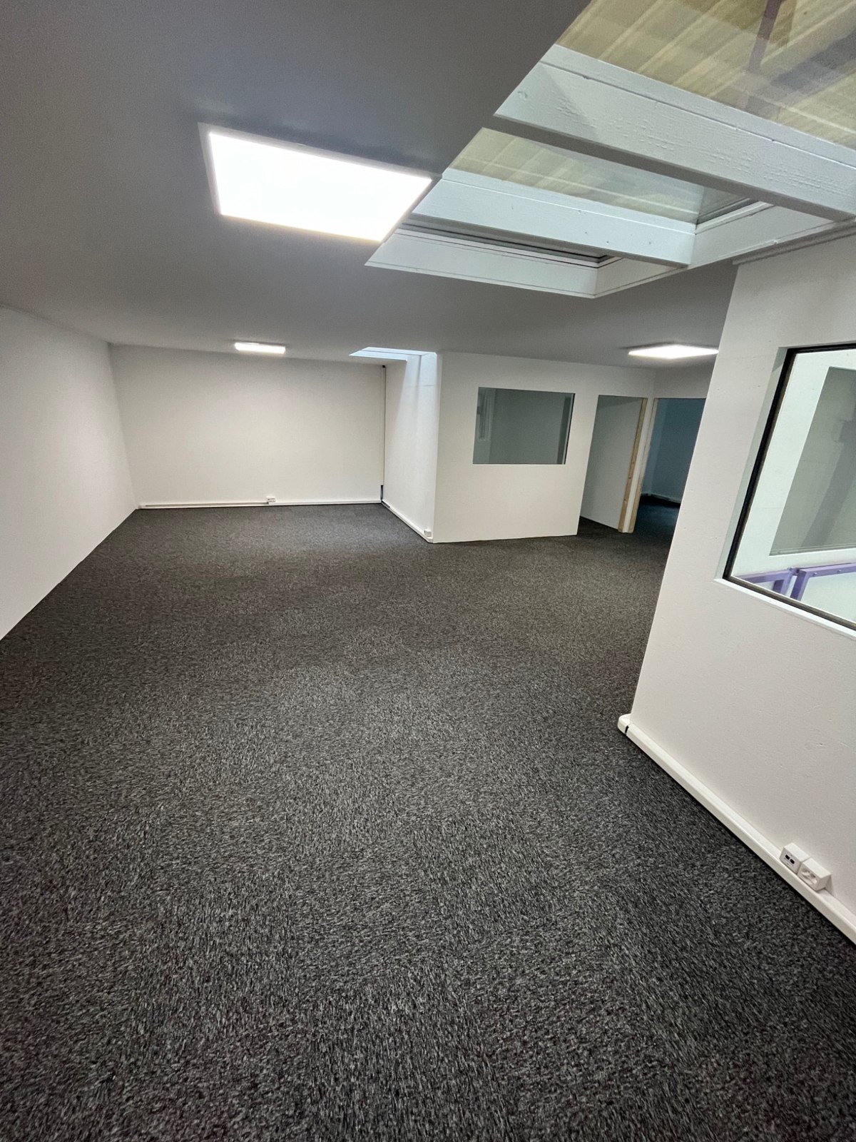 Réalisation KB Sols · Pièce sous combles avec moquette grise
